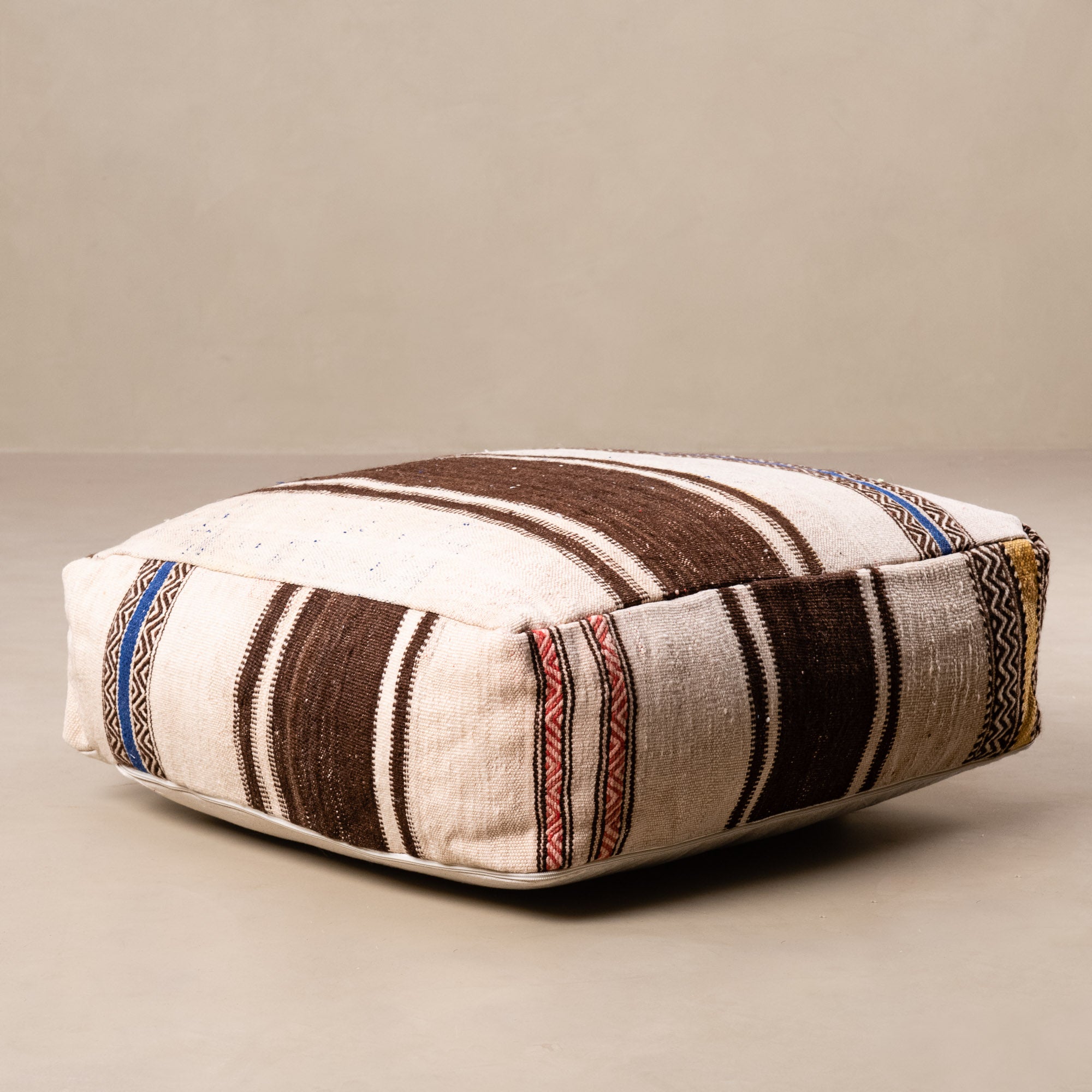Pouf en kilim boucherouite rayé Pouf en kilim boucherouite rayé