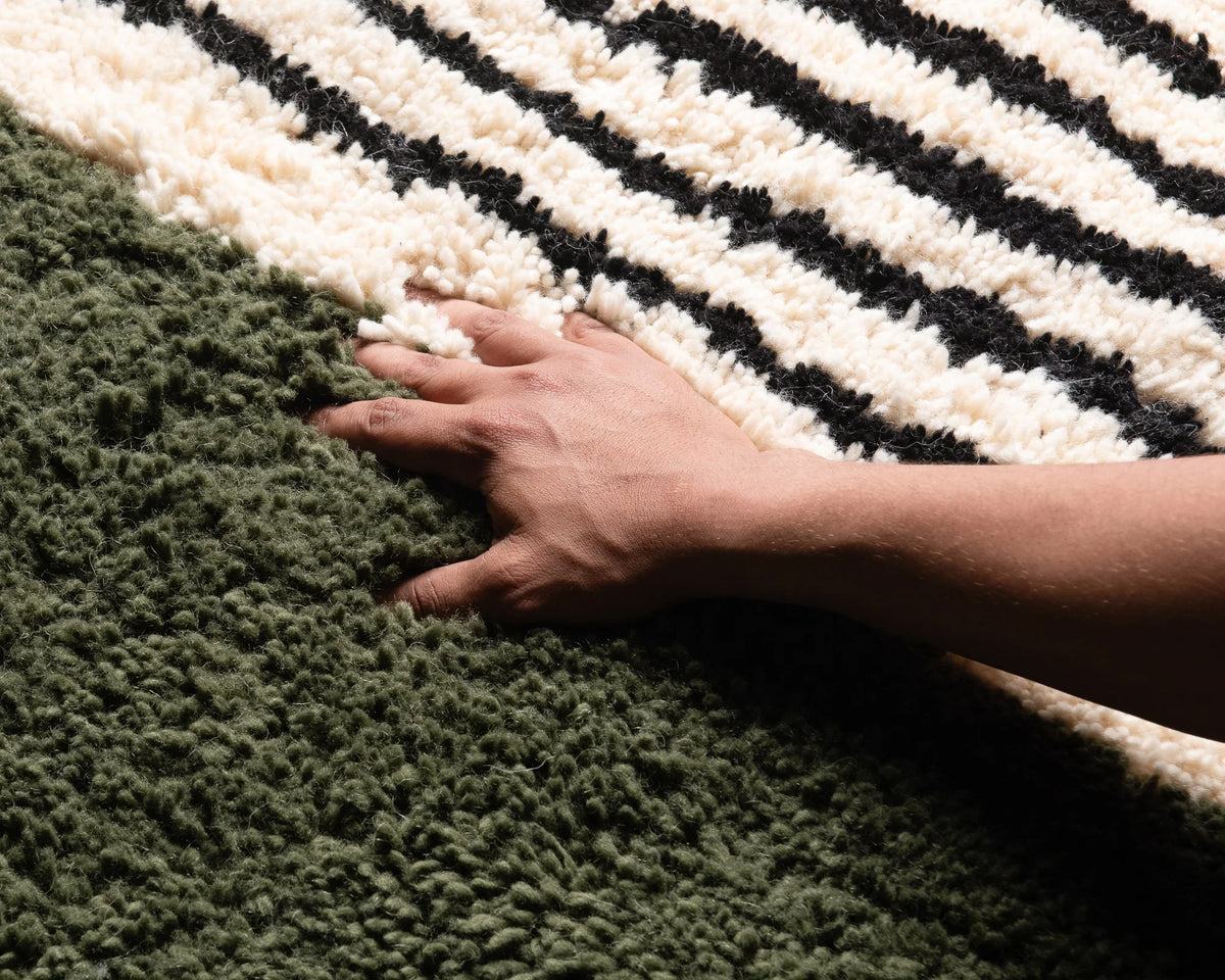 Détail de la laine du tapis Rabab. Cette photo ne représente pas un kit d’échantillons.