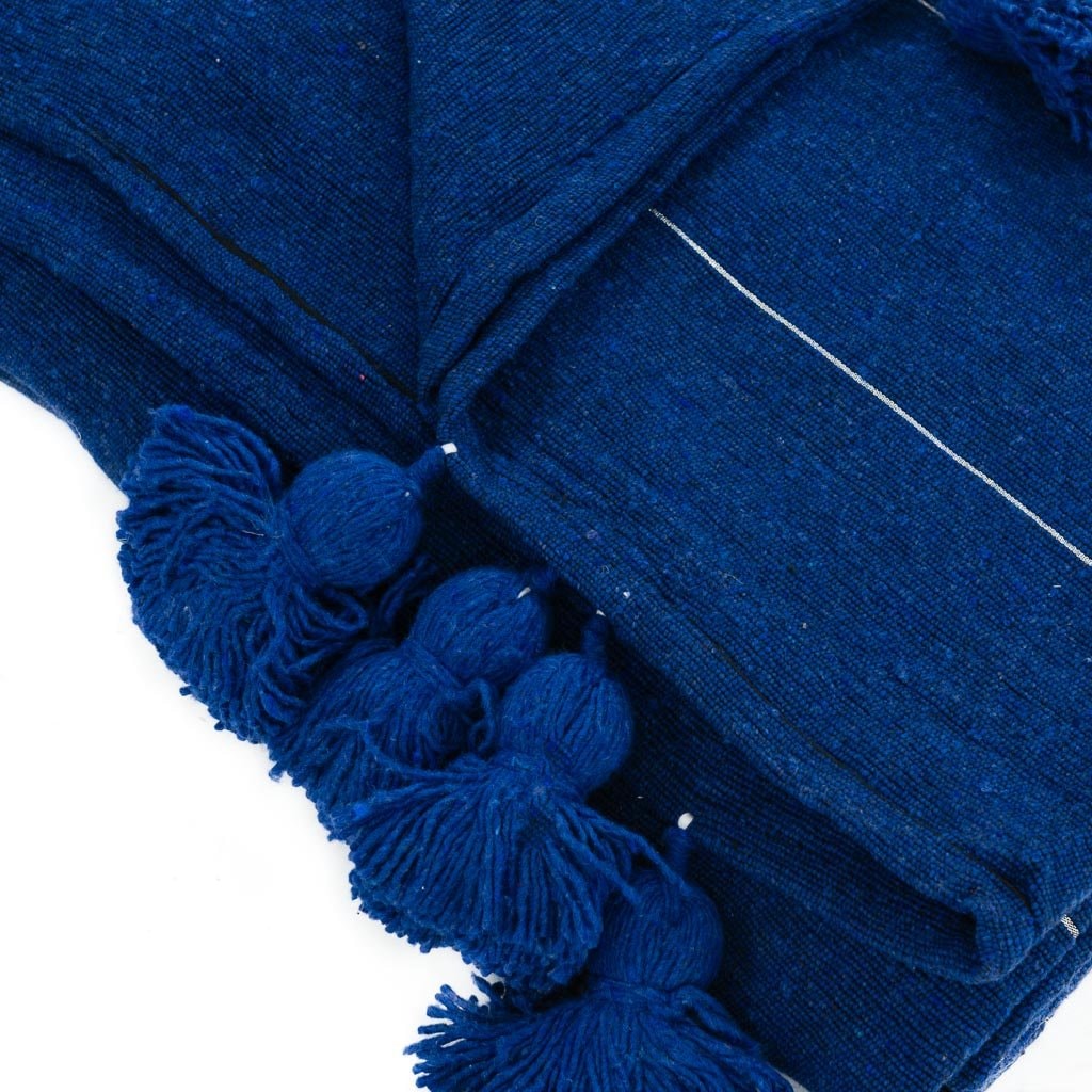 Couverture Pompon Bleu et Argent - Moroccan Furniture