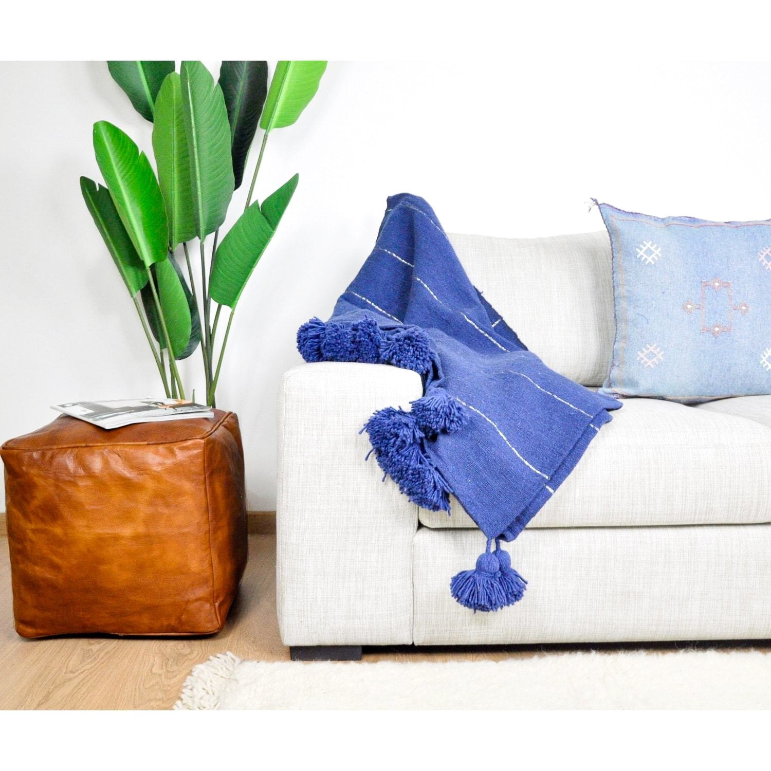Couverture Pompon Bleu et Argent - Moroccan Furniture